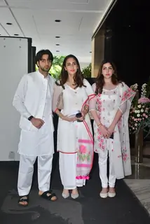 Farah Khan Ali pay tribute at Late Zarine Khan's prayers meet