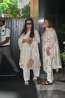 Poonam Dhillon pay tribute at Late Zarine Khan's prayers meet