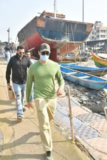 Sidharth Malhotra snapped at Versova Jetty