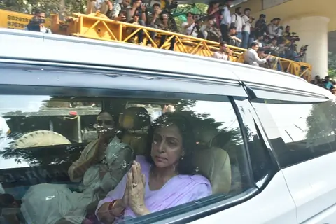 Esha Deol and Hema Malini snapped attending late Dharmendra’s last rites