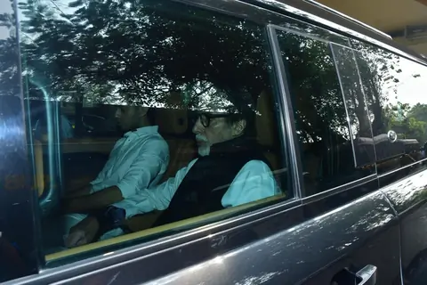 Amitabh Bachchan snapped attending late Dharmendra’s last rites