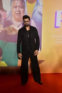 Maniesh Paul  graces the premiere of 'Single Papa'