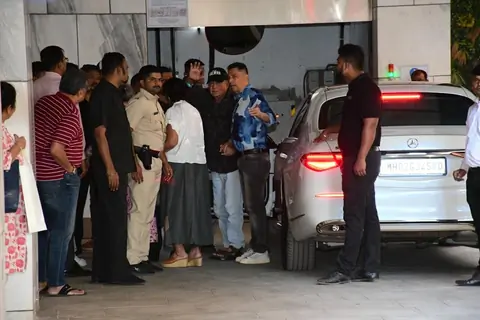 Salim Khan snapped at Sohail Khan's Birthday Bash in Bandra