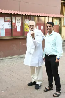 Gulzar snapped at voting centre