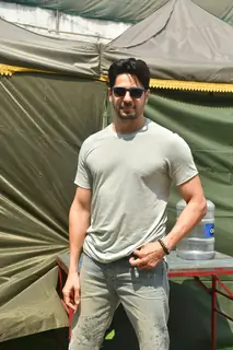 Sidharth Malhotra snapped in Juhu 