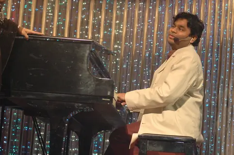AR Rahman performing at Filmfare awards function He got the best music director award for "Rang De Basanti"