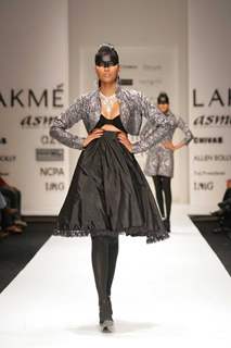 It was a spectacular blend of jewellery and fashion as the Lakme Fashion Week opened with a dazzling collection of Gitanjali Jewellery featuring the designs of Asmi, D''damas, Desire, Gili, Sangini and Nakshatra dressed with the beautiful