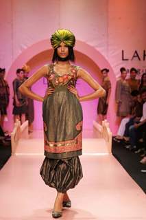 Narendra Kumar''s oriental fantasy collection inspired by Lakme''s freespirit spring/summer 2007 was a spectacular finale to Lakme Fashion Week