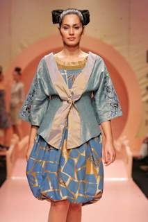 Narendra Kumar''s oriental fantasy collection inspired by Lakme''s freespirit spring/summer 2007 was a spectacular finale to Lakme Fashion Week