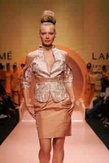 Narendra Kumar''s oriental fantasy collection inspired by Lakme''s freespirit spring/summer 2007 was a spectacular finale to Lakme Fashion Week