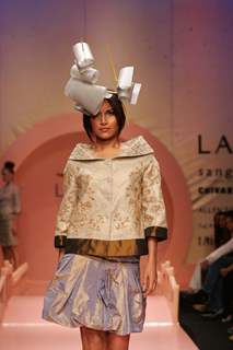 Narendra Kumar''s oriental fantasy collection inspired by Lakme''s freespirit spring/summer 2007 was a spectacular finale to Lakme Fashion Week