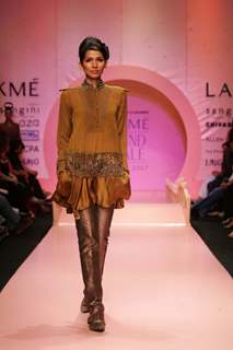 Narendra Kumar''s oriental fantasy collection inspired by Lakme''s freespirit spring/summer 2007 was a spectacular finale to Lakme Fashion Week