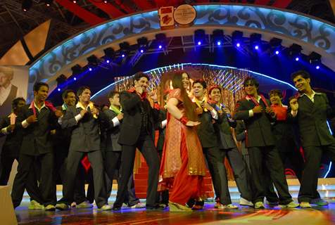 Abhishek Bachchan and Kiron Kher performing at Zee Cine Awards 2007, Genting Highlands Resort, Malaysia