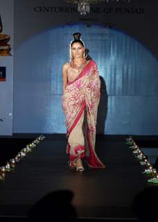 Models show Shobhaa De sarees for Samsaara