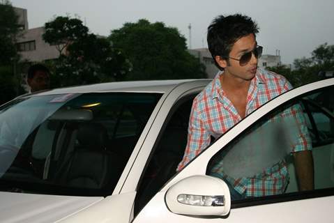 Bollywood actor Shahid Kapoor at BIG 927 FM office for promoting his film ''''Kaminey'''', in New Delhi on Sunday-