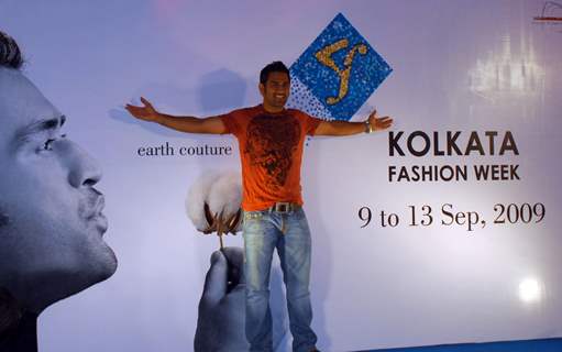 Captain of Indian Cricket Team and Brand Ambassador of Kolkata Fashion Week Mahendra Singh Dhoni with the Designer''s of Kolkata fashion week at a press conferance in Kolkata on Thursday 13th August 09