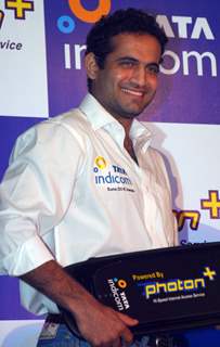 Tata Indicom Brand Ambassador Irfan Pathan showcases Photon - Mobile broadband services in Kolkata on Monday 17th Aug 09