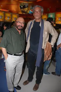 Govind Nihalani with Sudhir Mishra at Sikandar Premiere