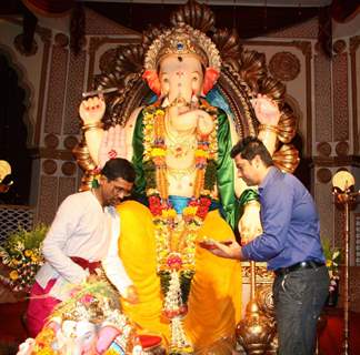 Aftab Shivdasani performing Ganpati Pooja