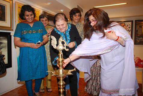 Dimple Kapadia at Bina Aziz art event at Juhu, in Mumbai