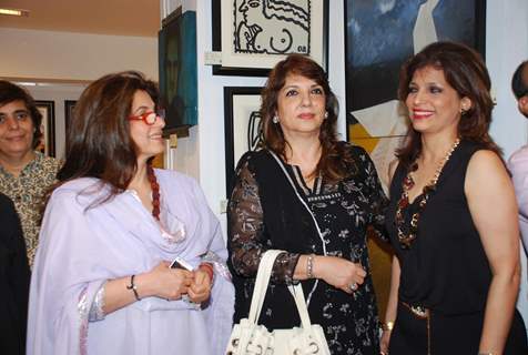Dimple Kapadia at Bina Aziz art event at Juhu, in Mumbai