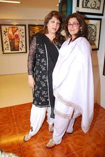 Dimple Kapadia at Bina Aziz art event at Juhu, in Mumbai