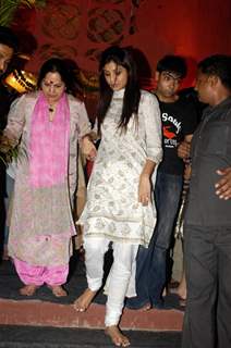 Shilpa Shetty with her mother at Andheri Ka Raja Ganpati