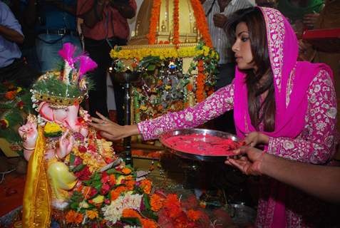 Bollywood actress Priyanka Chopra performing Ganesh pooja at &quot;Andheri Ka Raja&quot;