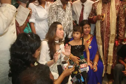 Bollywood Actress Karishma Kapoor addressing reporters during inaugaral session of I-core planet at Bhowanipure in Kolkata on Thursday 3rd Sep 09