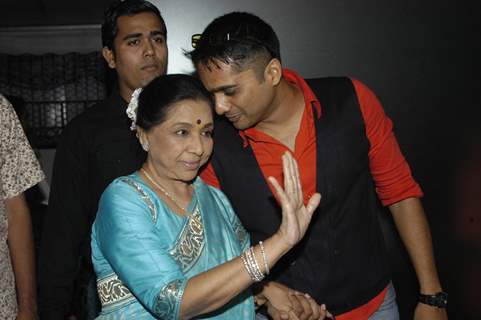 Asha Bhosle launches Chin2 Bhosle''s album