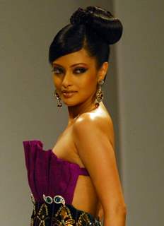 A model Riya Sen catwalks in an outfit design by Kaushik and Pallob during the Kolkata Fashion Week in Kolkata on 10th Sep 2009