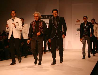 Dino Moria and Anil Kumble at the Designer Manoviraj Khosla show during the Men''s Fashion Week in New Delhi on Friday 11 Sep 2009