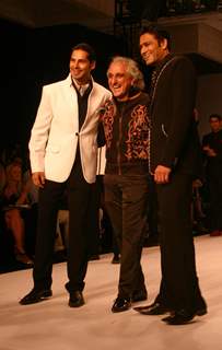 Dino Moria and Anil Kumble at the Designer Manoviraj Khosla show during the Men''s Fashion Week in New Delhi on Friday 11 Sep 2009