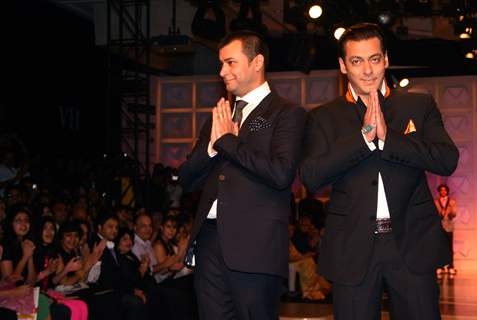 Bollywood Actor Salman Khan with designer Ashish Soni at the Van Heusen &quot;India Mens Week&quot; in New Delhi on Sunday