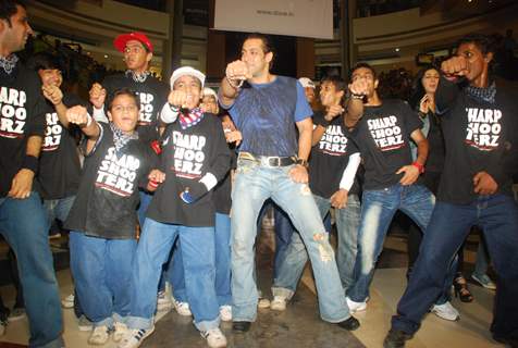 Salman''s parent snapped at Wanted special screening