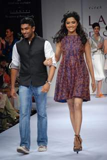 Anand Kabra''s amazing asymmetric feminine collection for Spring/Summer 2010 created magic at lakme fashion week