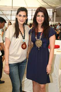 Mana Shetty and Twinkle Khanna at Araish''s art exhibition, in Mumbai