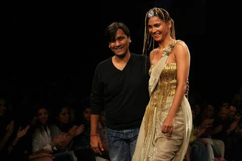 Lara Dutta walks the runway at Rakesh Aggarwal show at the Lakme Fashion Week Spring/Summer 2010 Day 5, in Mumbai