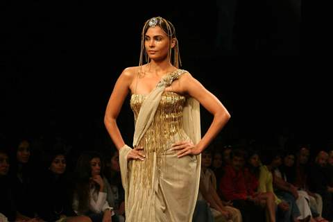 Lara Dutta walks the runway at Rakesh Aggarwal show at the Lakme Fashion Week Spring/Summer 2010 Day 5, in Mumbai