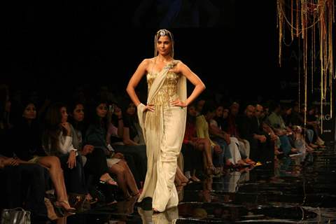 Lara Dutta walks the runway at Rakesh Aggarwal show at the Lakme Fashion Week Spring/Summer 2010 Day 5, in Mumbai