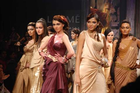 Models walks the runway at Tarun Tahiliani show at the Lakme Fashion Week Spring/Summer 2010 Day 5, in Mumbai