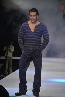 Salman Khan Walk the Ramp for &quot;Guru Brand&quot; at Taj Land''s End