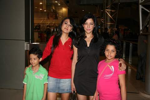 Mini Mathur and Aditi Govitrikar with kids at Puma Gina Gony wear launch at Oberoi Mall in Mumbai