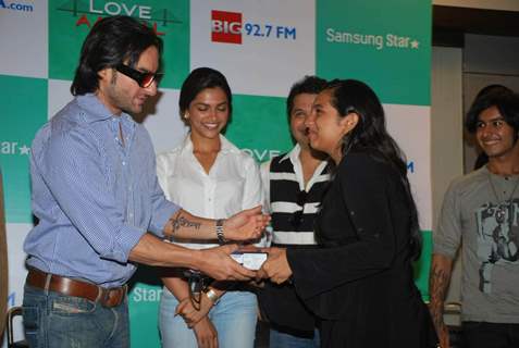 &quot;Saif Ali Khan & Deepika Padukone meet LAK-Bigadda contest winners&quot;