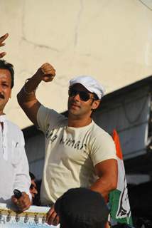 Salman Khan campaigns for Baba Siddiqui