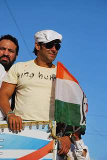 Salman Khan campaigns for Baba Siddiqui