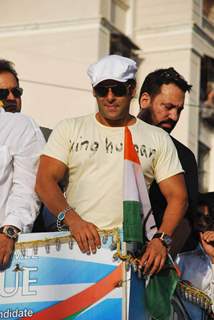 Salman Khan campaigns for Baba Siddiqui