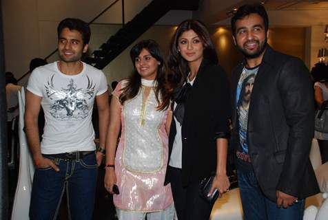 Shilpa Shetty with Raj Kundra at Vashu Bhagnani''s Honey store launch at Juhu in Mumbai