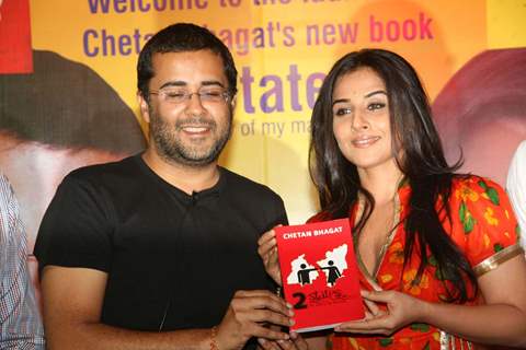 Vidya Balan at the launch of Chetan Bhagat''s new look 2 States at Oberoi Mall, Goregaon