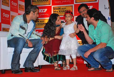 Salman Khan and Kareena Kapoor at the Main Aur Mrs Khanna VIP Make a Wish foundation event [Photo: IANS]